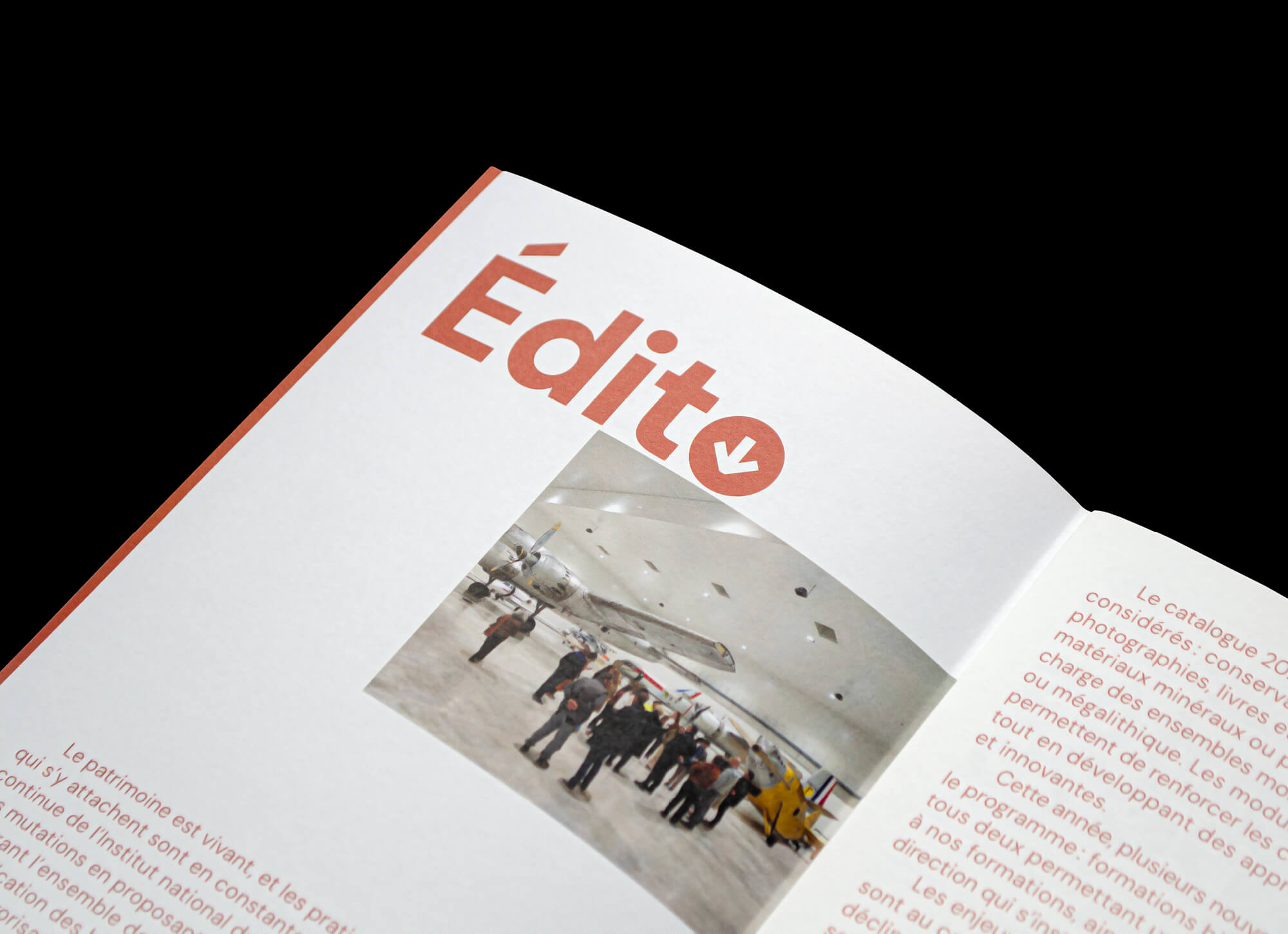 Zoom sur la page Édito du livret de formation continue 2026 pour l'Institut national du patrimoine, Inp, graphisme Jean-Charles Abrial